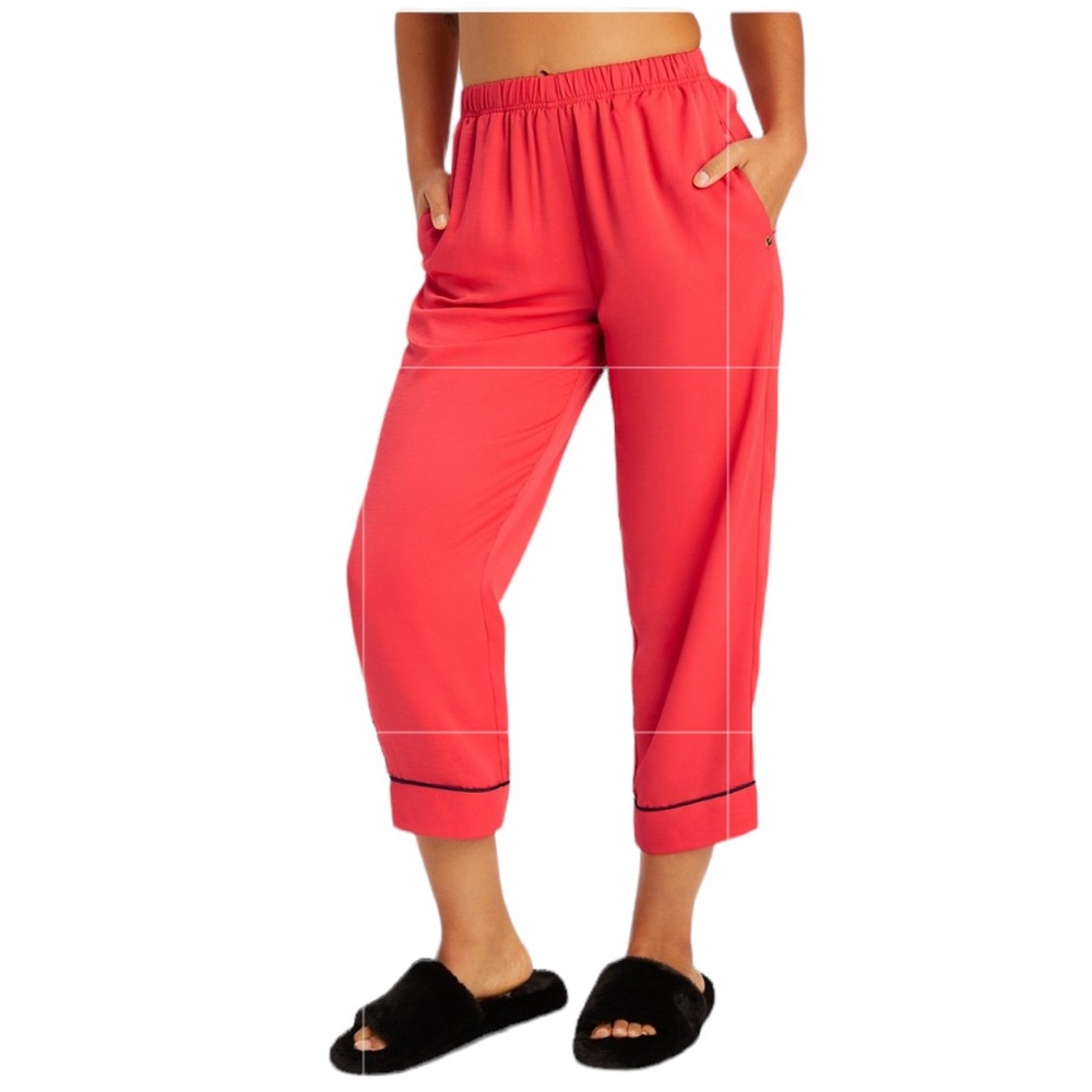 Fabletics Strawberry Red EcoSatin Crop Pant